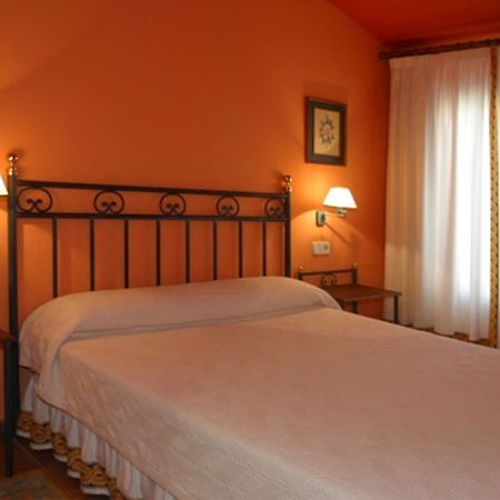 Hotel Y Apartamentos La Casa Rural ชินชอน ภายนอก รูปภาพ