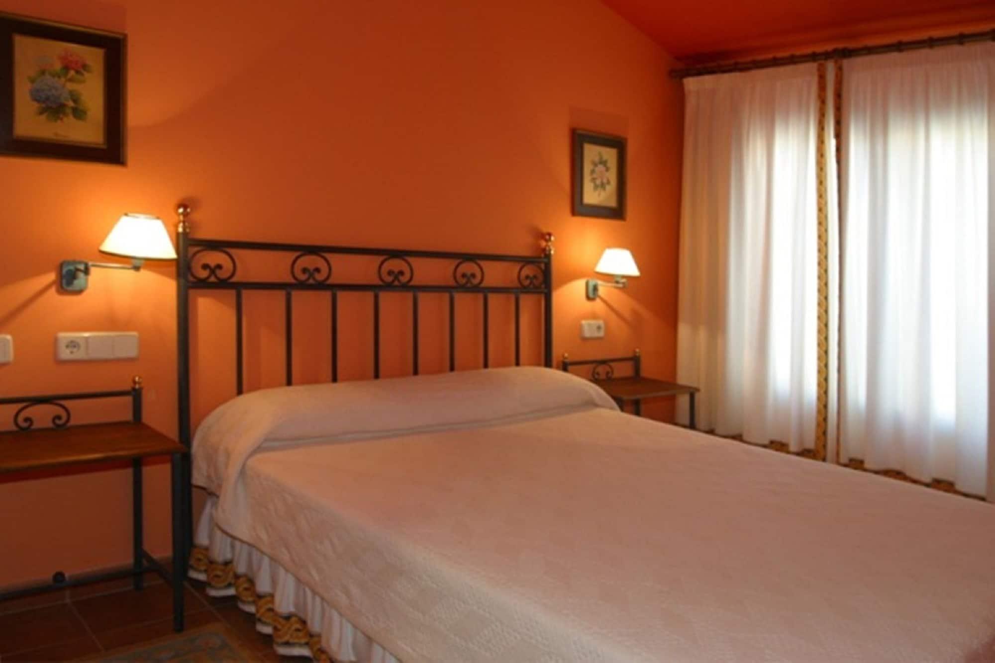 Hotel Y Apartamentos La Casa Rural ชินชอน ภายนอก รูปภาพ