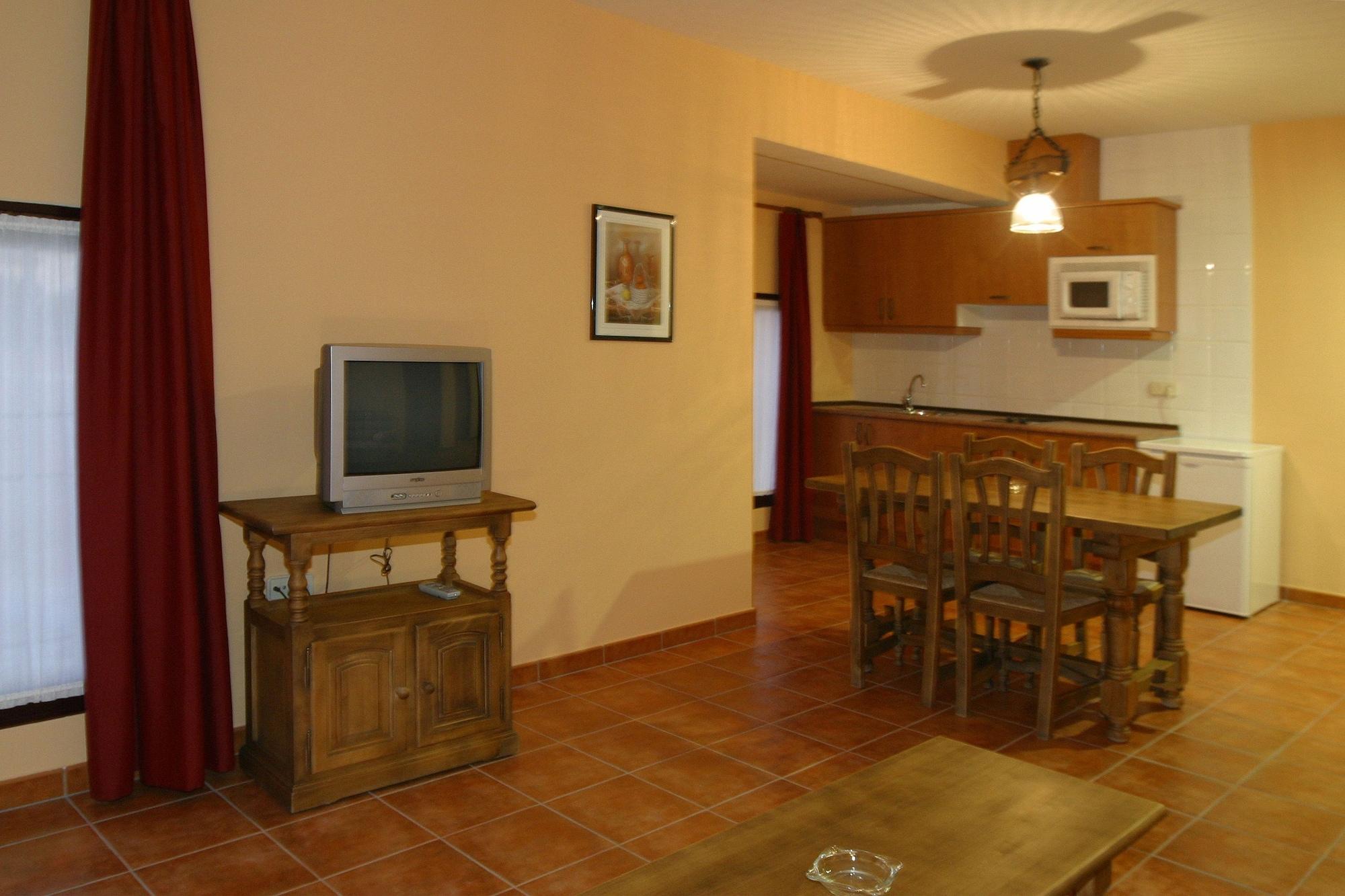 Hotel Y Apartamentos La Casa Rural ชินชอน ภายนอก รูปภาพ